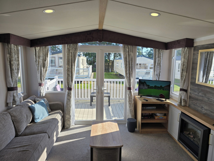 Living area 4, 3 Bed-sleeps 8-free Parking-5 Min to Beach, Highland