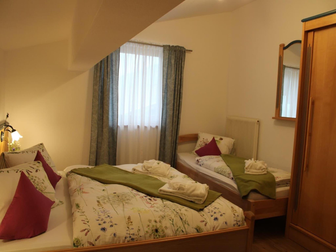 Bedroom 2, Holiday on an organic farm near ski slopes, Zell am See