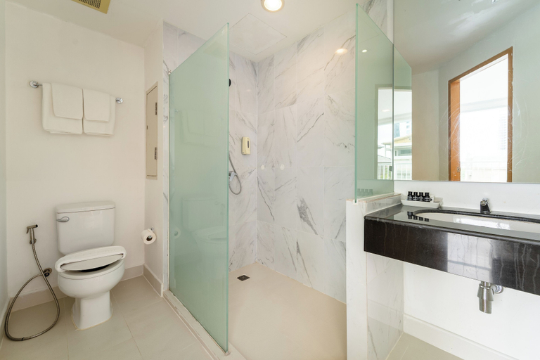 Bathroom 5, Rodina Beach Hotel, Pattaya