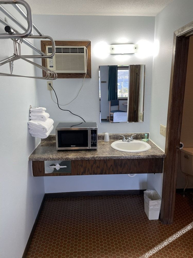 Bathroom 3, Sunset Motel, Goodhue