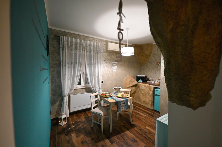 Others 4, B&B La Casa nella Roccia, Avellino