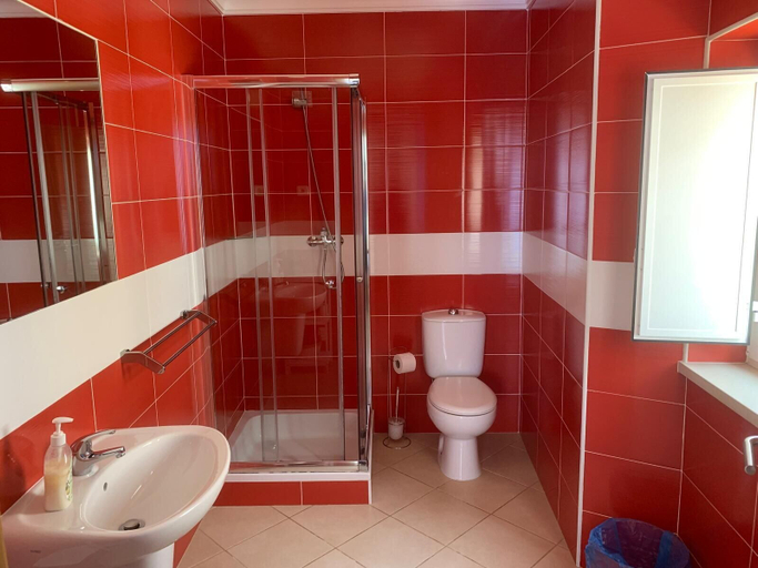 Bathroom 3, Blue Moon Guesthouse, Lagos