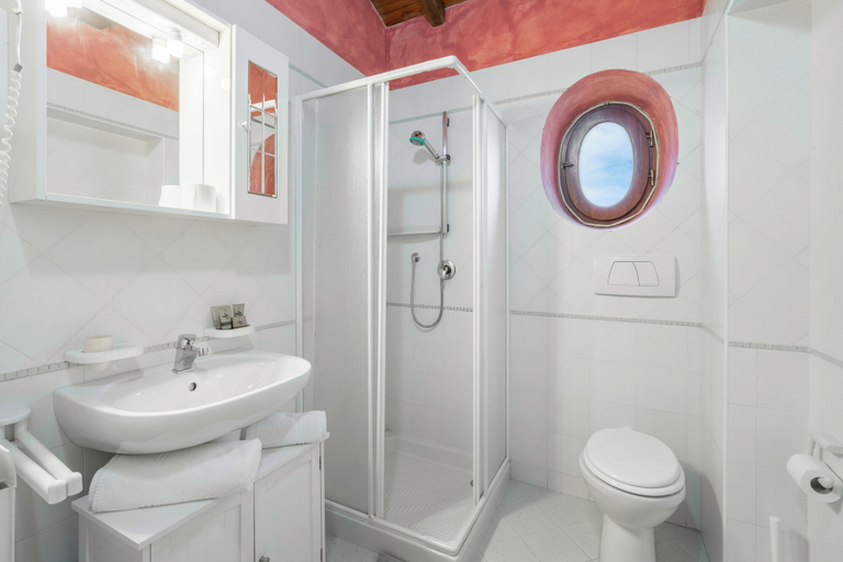 Bathroom 3, La Vecchia Fornace La Piastra Apartments, Pistoia