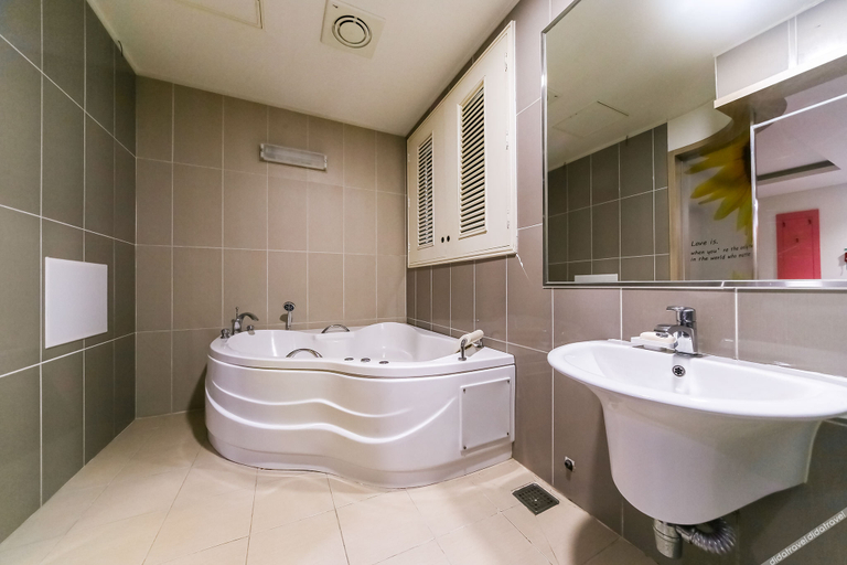 Bathroom 5, Mungyeong Jeomchon Amor Motel, Mungyeong