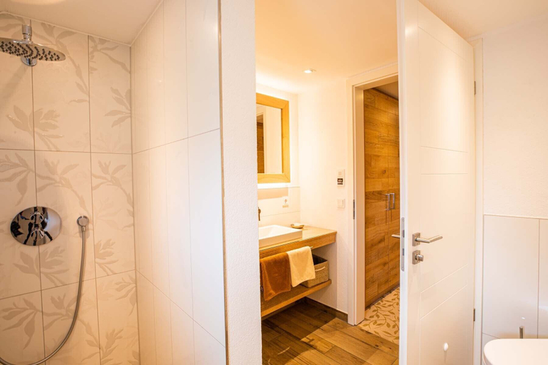 Bathroom 4, Landgasthof Hotel Sonne Röttingen, Ostalbkreis