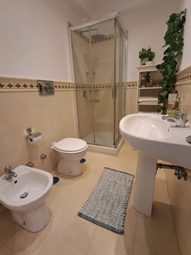 Bathroom 2, Casa Christian, Napoli