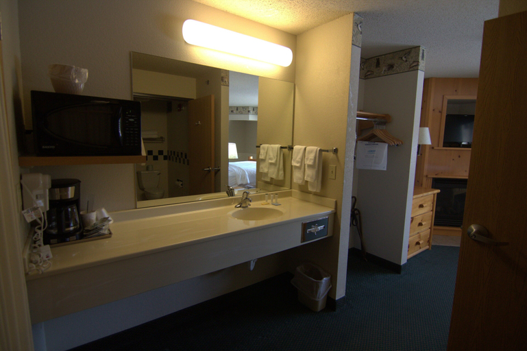 Bathroom 5, Shell Lake Lodge, a Travelodge by Wyndham, Washburn