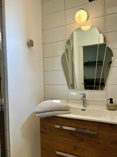 Bathroom 5, Five & You, Landes