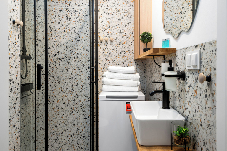 Bathroom, Boston by Kairos Apartments, Będzin