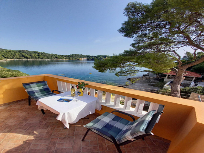 Others 4, One-bedroom apartment with terrace, Mljet
