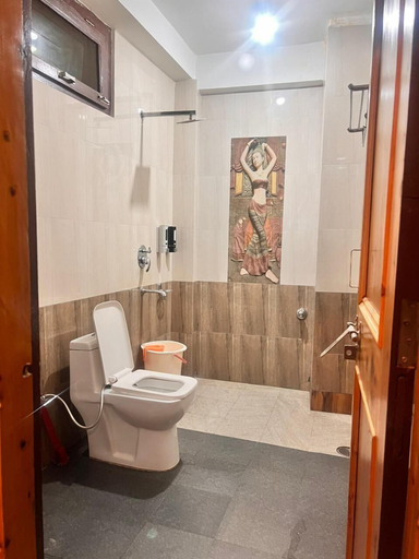 Bathroom 3, Little Italy Inn, Kullu