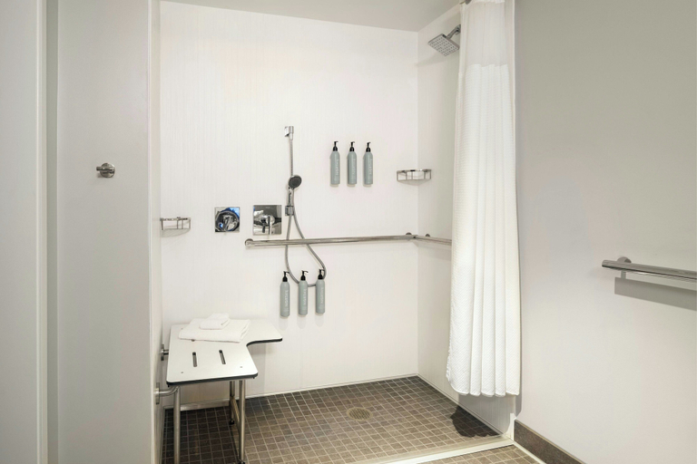 Bathroom 4, Courtyard by Marriott Long Beach Downtown, Los Angeles