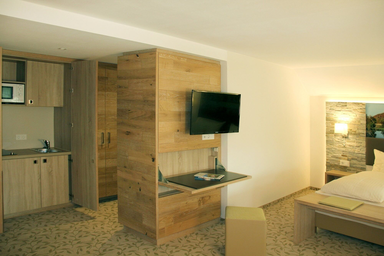 Bedroom 3, Landgasthof Hotel Sonne Röttingen, Ostalbkreis