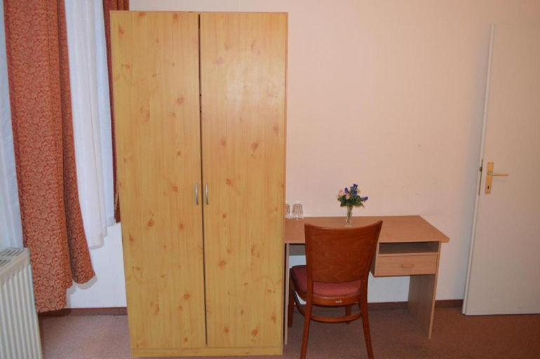 Bedroom 2, Hotel Pension Walzerstadt, Wien