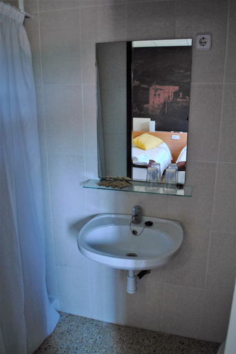 Bathroom 5, Hotel  Restaurant Guilleumes, Barcelona