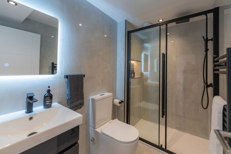 Bathroom 3, Luxury 8 Bed Home Manchester, Manchester