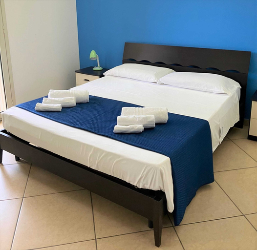 Room 5, Apartment in Sicily Near Beach & Pool, Ragusa