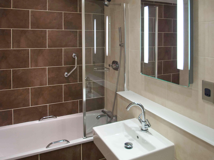 Bathroom, Mercure Stratford upon Avon Shakespeare Hotel, Warwickshire