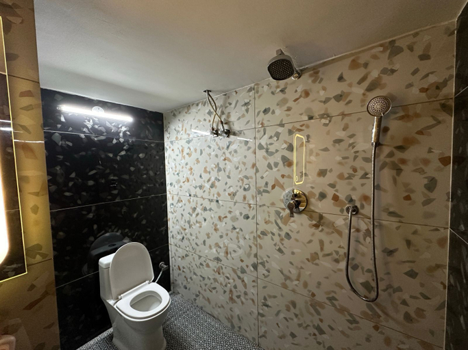 Bathroom 4, Desire Courtyard, Delhi