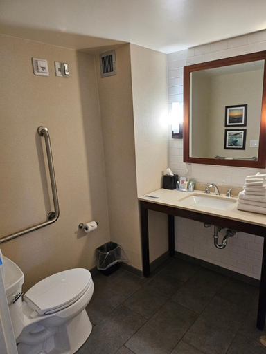 Bathroom, Comfort Inn & Suites, Huron