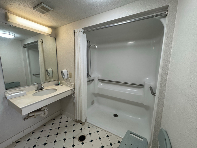 Bathroom 4, Super 8 by Wyndham Savannah, Chatham