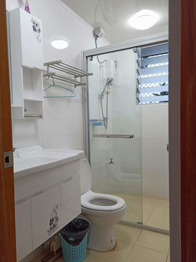 Bathroom 3, Two bedroom -King sized bedroom-Free parking