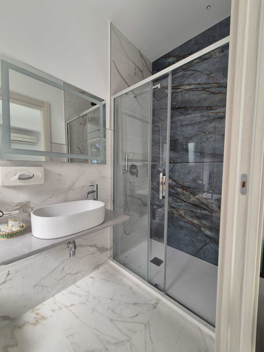 Bathroom 4, Hotel Condor, Messina