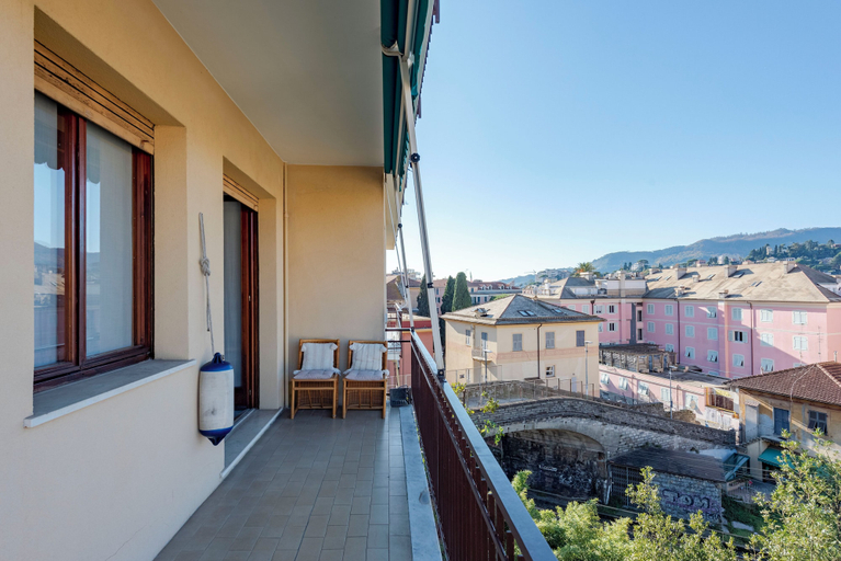 Others 4, Cosy flat with terrace, Genova