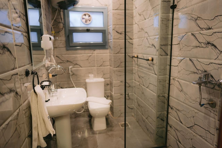 Bathroom 2, Pharaonic Pyramids Hotel, Al-Ahram