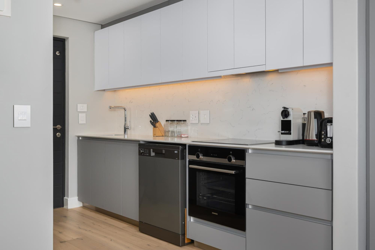 Room 2, Central Secure Modern Studio w Views Bantry Pad, City of Cape Town