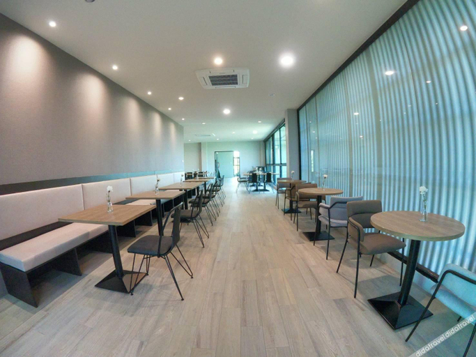 Food & Drinks 5, Raweewan Residence, Khan Na Yao