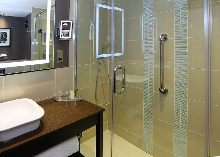 Bathroom 4, Doubletree By Hilton Hotel Nottingham Gateway, Nottingham