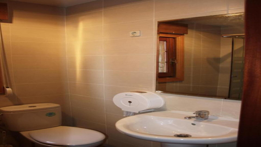 Bathroom 5, Hostal Cervantes, Madrid