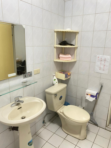 Bathroom 2, 彰濱伸港民宿, Changhua