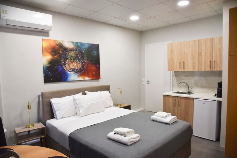 Room 5, Athens Zeus A by Super Host Hub, Attica