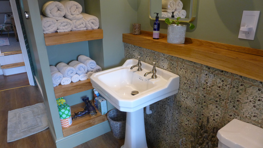 Bathroom 5, Royal Oak Retreat - Sleeps 6, Pub & Pet Friendly, East Sussex