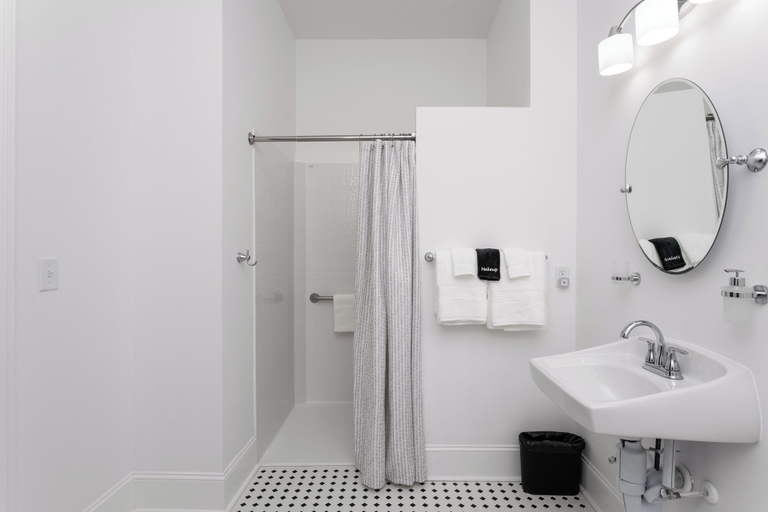 Bathroom 3, The Harriss, Wilson