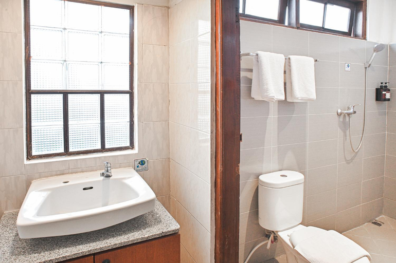 Bathroom 18