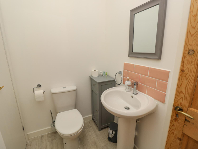 Bathroom 3, 1 Star Cottages, Isle of Wight