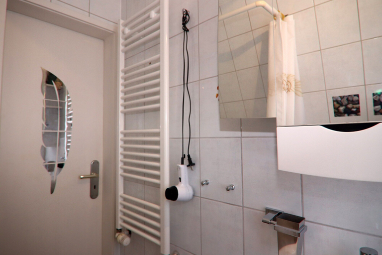 Bathroom 3, Charmante Finnhutte mit Garten, Rostock