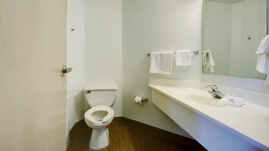 Bathroom 5, Motel 6 Salt Lake City Lehi, Utah