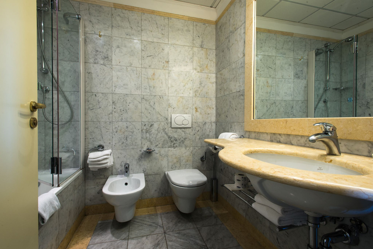 Bathroom 5, Hotel Villa Cappugi, Pistoia