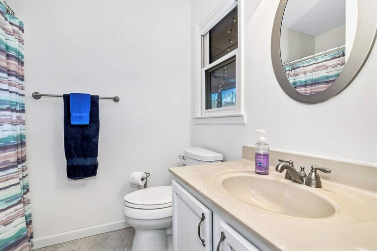 Bathroom 3, Dee's Cozy Cottage, Haywood