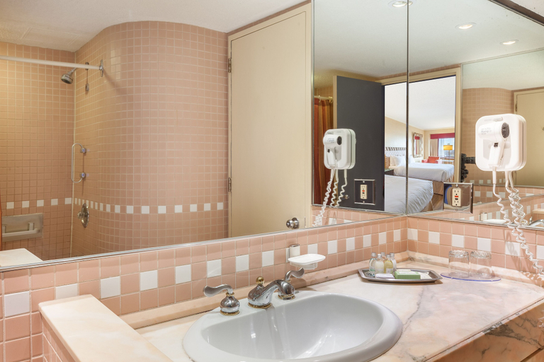 Bathroom 4, Hôtel Le Concorde Québec, Communauté-Urbaine-de-Québec