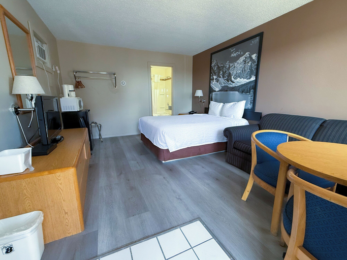 Bedroom 4, Super 8 by Wyndham Medicine Hat AB, Division No. 1