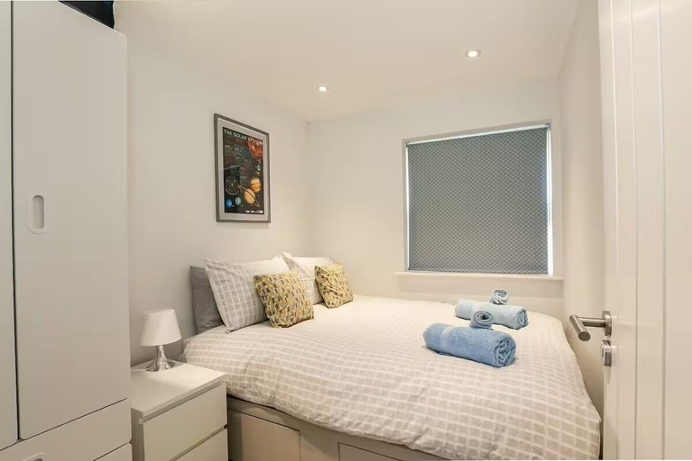 Bedroom 2, Cosy 3 Bedroom Home  Bicester Village, Oxfordshire