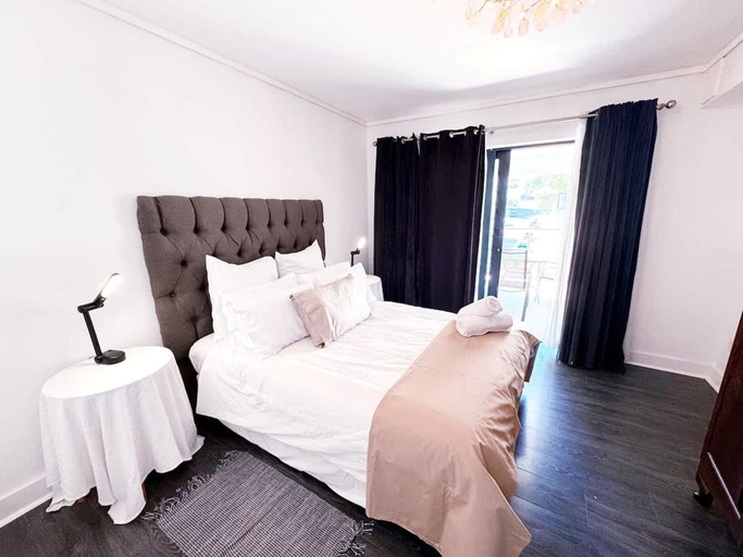 Room 5, Spacious 1 Bedroom Apartment Atlantica Seapoint, City of Cape Town