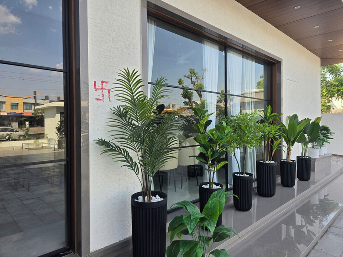 Others 3, Hotel Elite, Kachchh