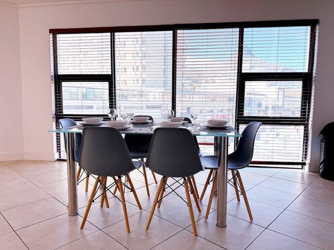 Room 2, Spacious 1 Bedroom Apartment Atlantica Seapoint, City of Cape Town