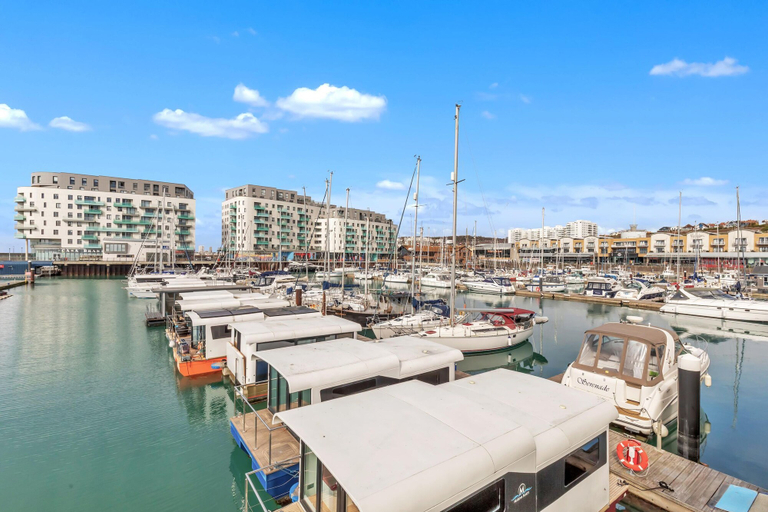 Room 4, On the Water 6 With Free Parking By My Getaways, Brighton and Hove